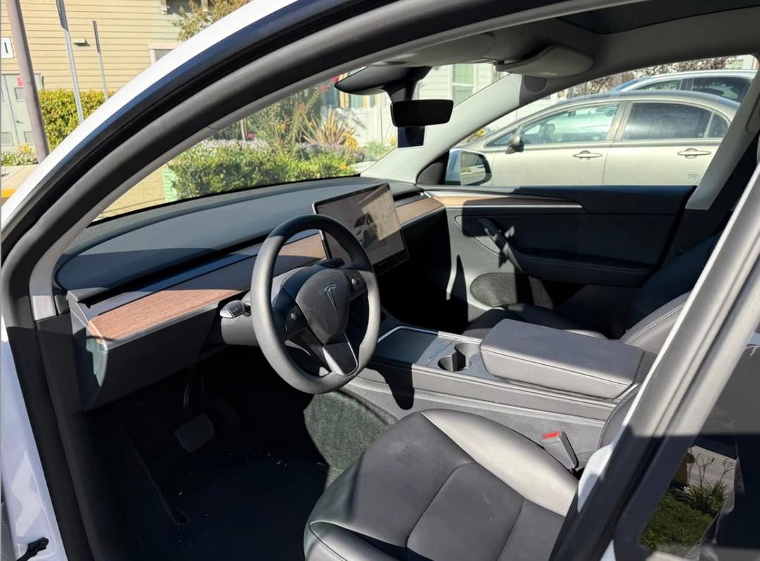 2024 Tesla Model Y Long Range AWD - Image 9