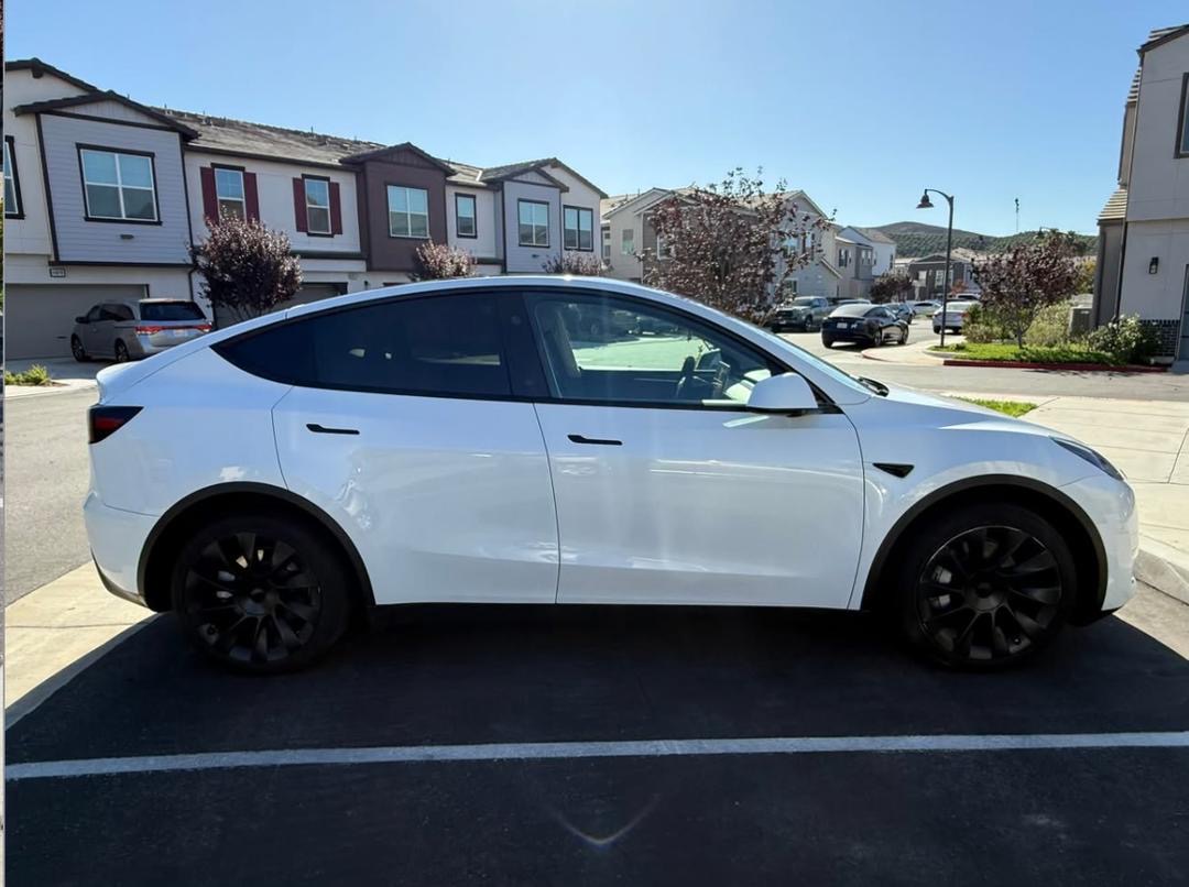 2024 Tesla Model Y Long Range AWD - Image 4